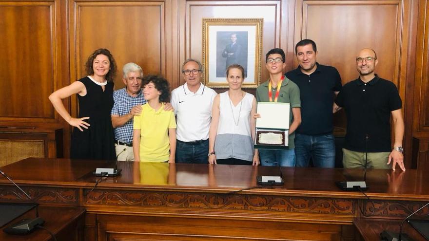 El consistorio de Cehegín recibe a Miguel Guillamón, campeón de España de salto de altura