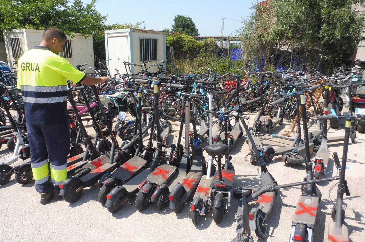 Patinetes requisados en el depósito.