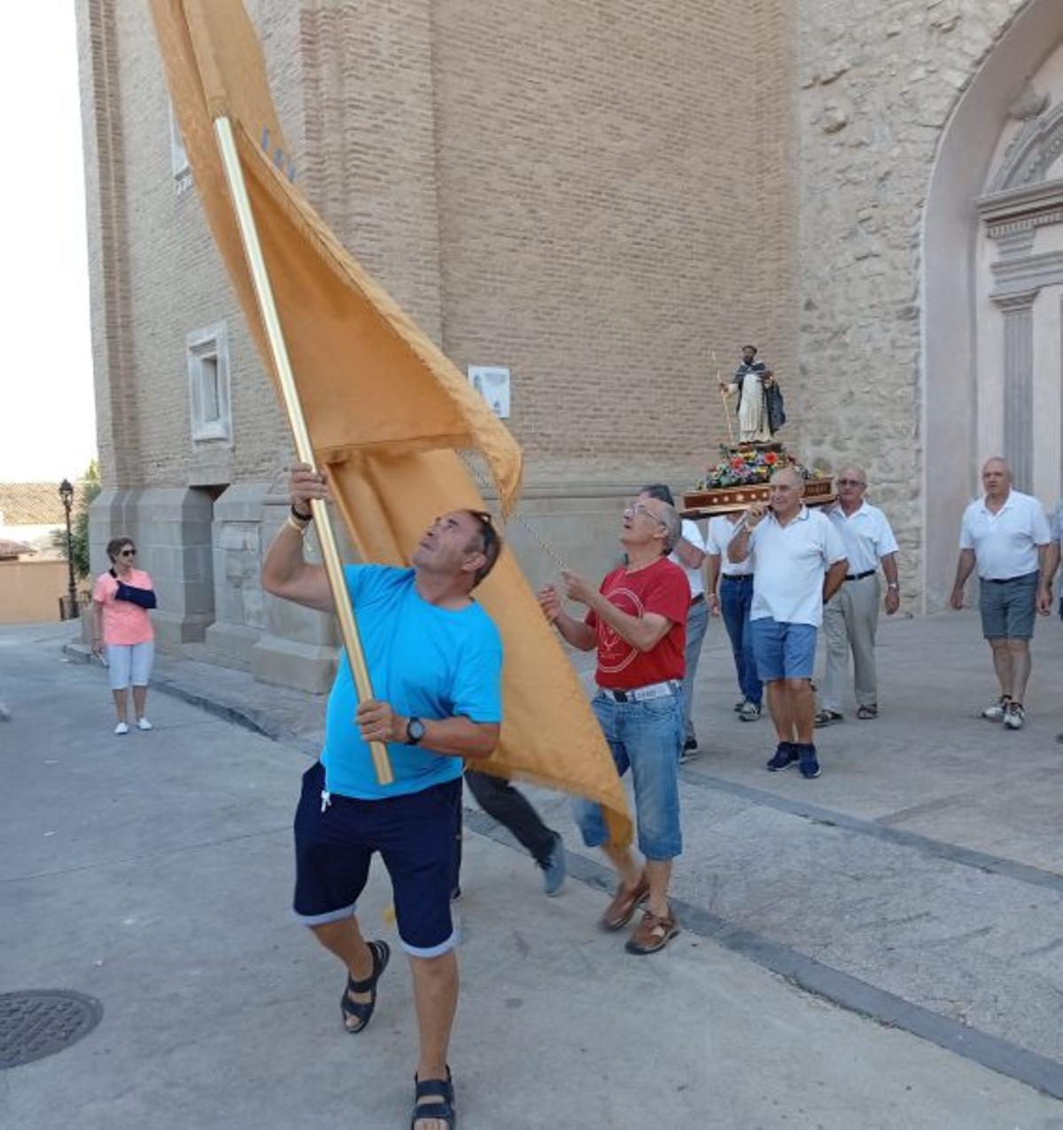 La bandera abriendo la procesión.