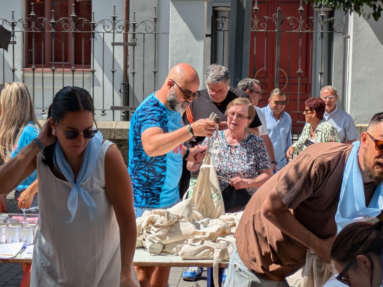 Jira y reparto del bollo en las fiestas de Santiago en Sama de Langreo