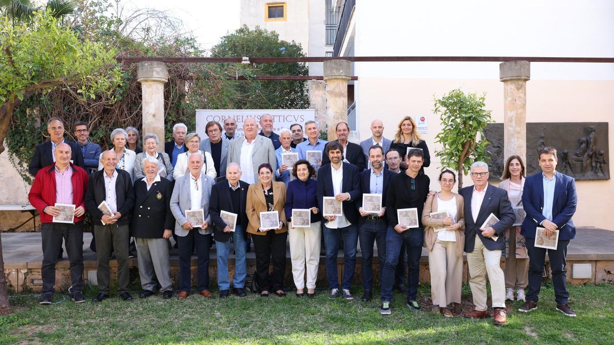 Emilio de la Cámara, en el centro de la fila central, junto a autoridades y anteriores premiados.