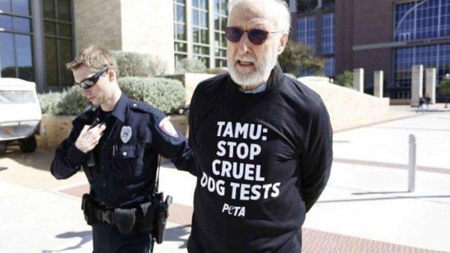 El actor James Cromwell arrestado en una protesta animalista en Texas