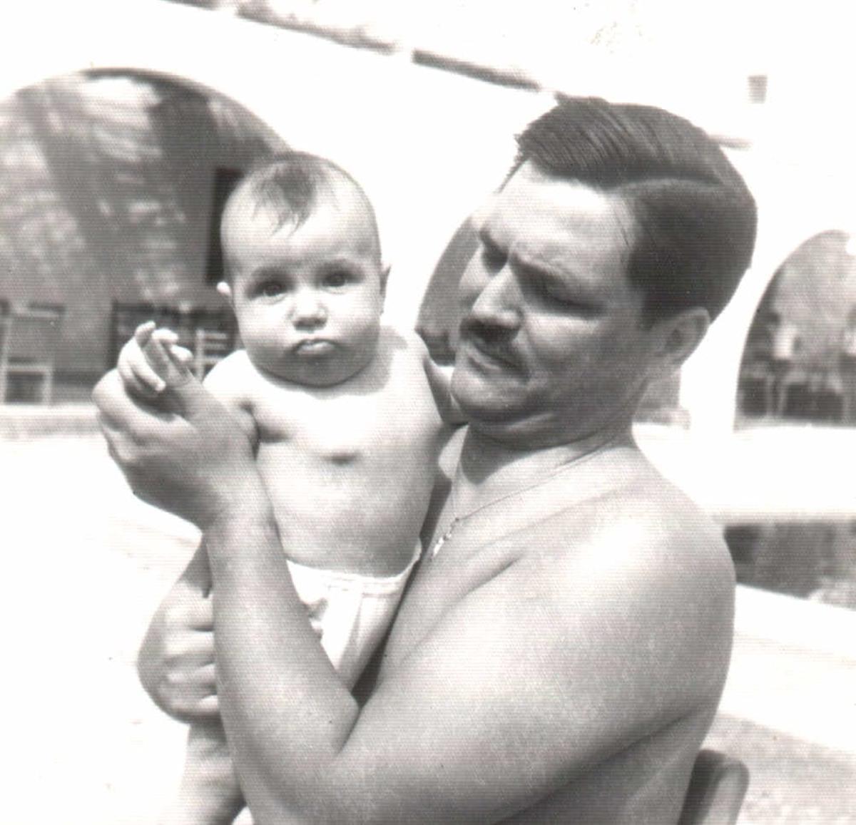 Juan Barranco con su hija Verónica cuando era bebé.