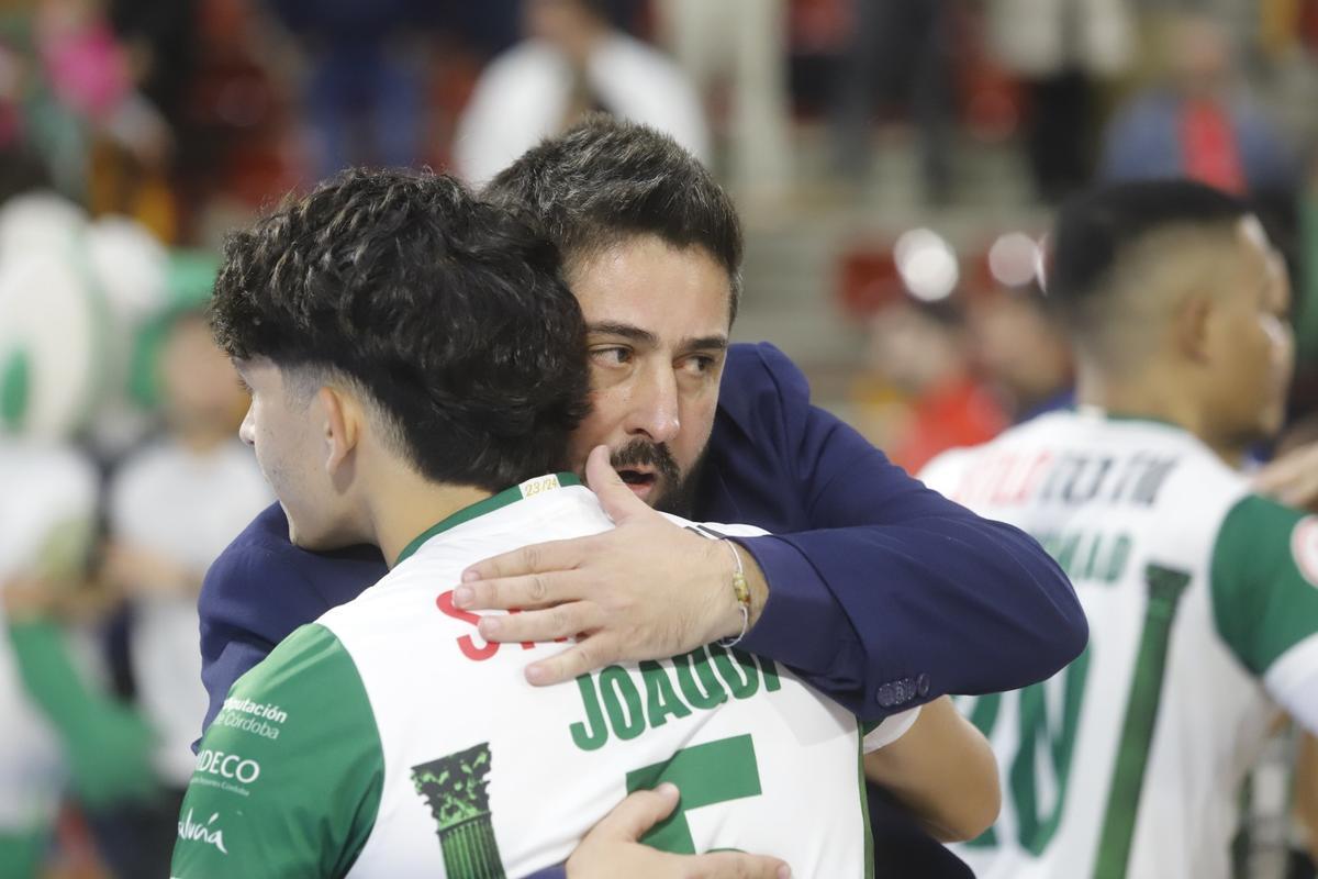 Josan González abraza al canterano Joaqui en el Córdoba Futsal-Xota Osasuna en Vista Alegre.