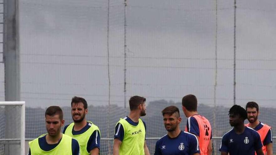 Los jugadores del Avilés, en un entrenamiento en Miranda.