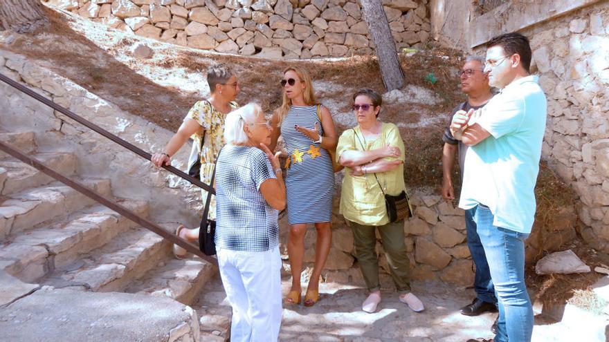 Los ediles de Participación y Espacio Público, junto a miembros del Consejo Vecinal, en la primera visita al barrio de La Cala.