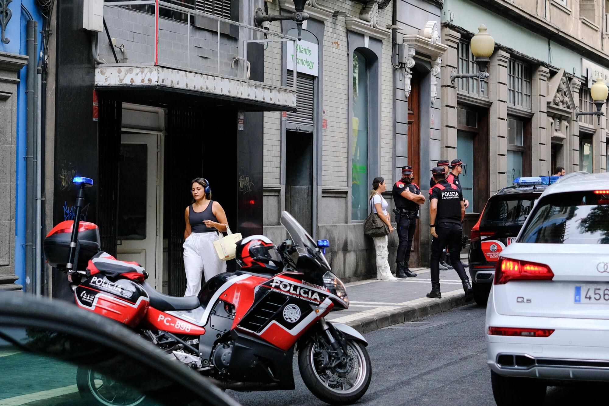 Registro policial de las oficinas centrales de Quorum Social 77 en Las Palmas de Gran Canaria