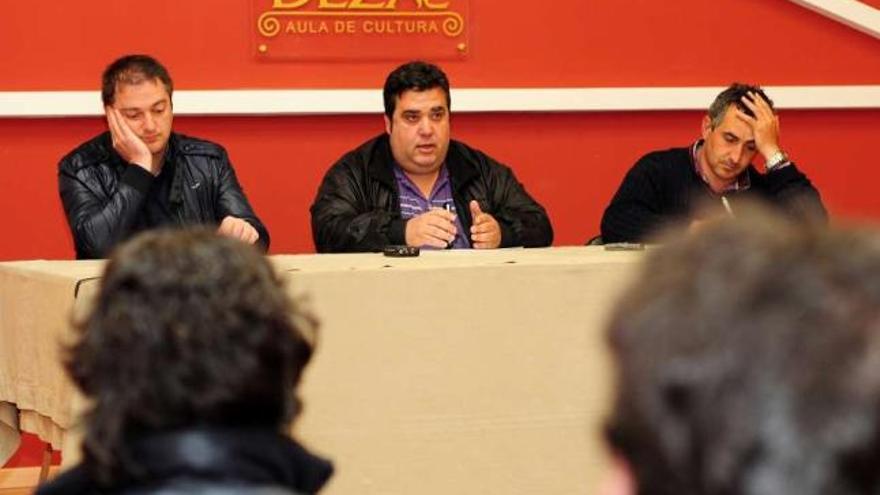 González, en el centro, durante la asamblea realizada el lunes. // Bernabé/Javier Lalín