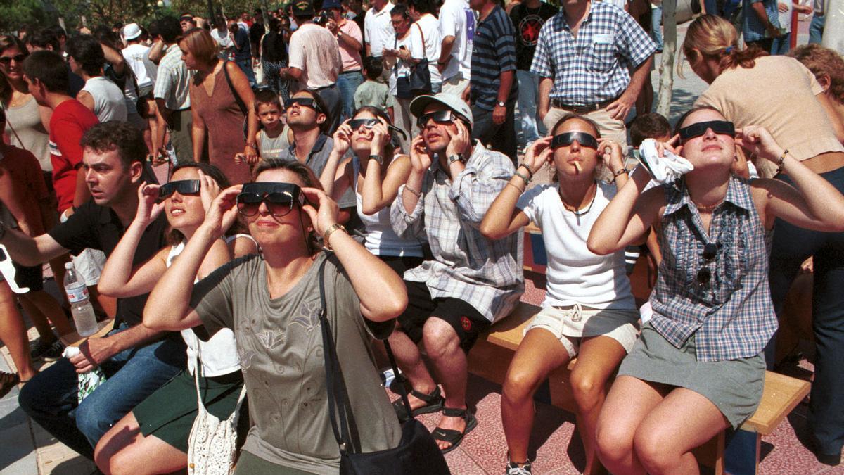 Varias personas se preparan para ver un eclipse.