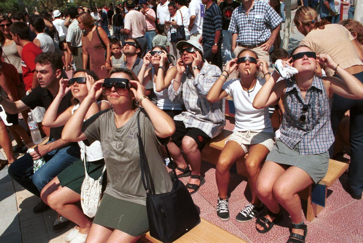 Varias personas se preparan para ver un eclipse.