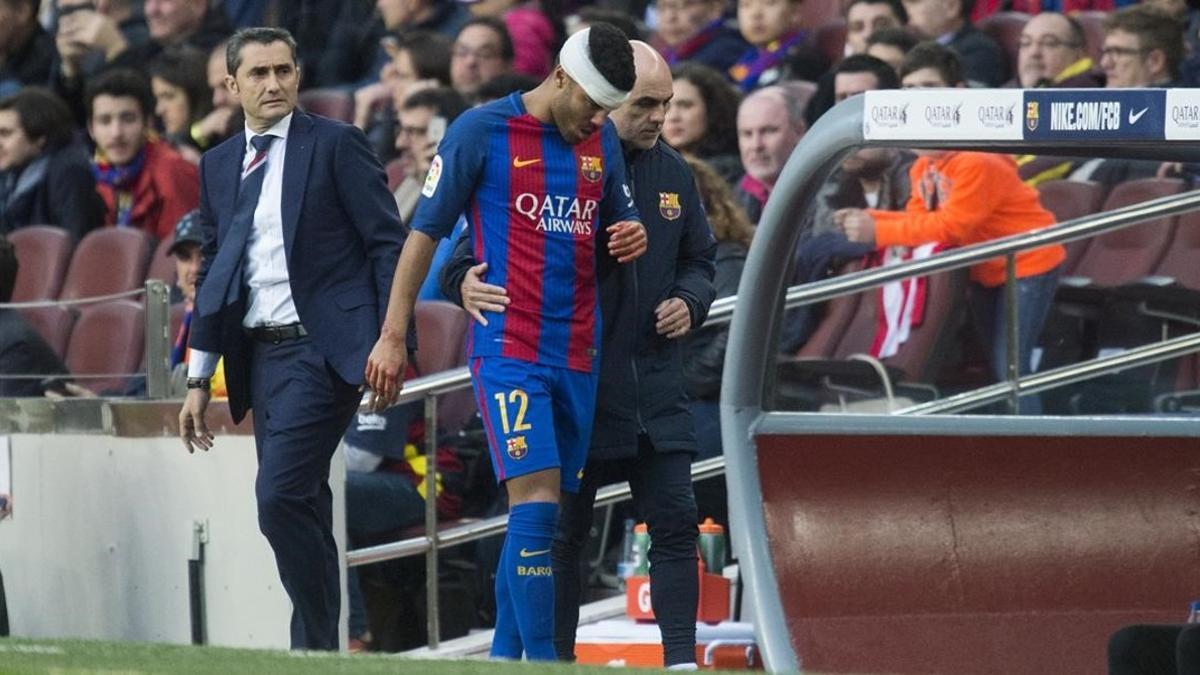 Rafinha abandona el terreno de juego del partido del Barça ante el Athletic.