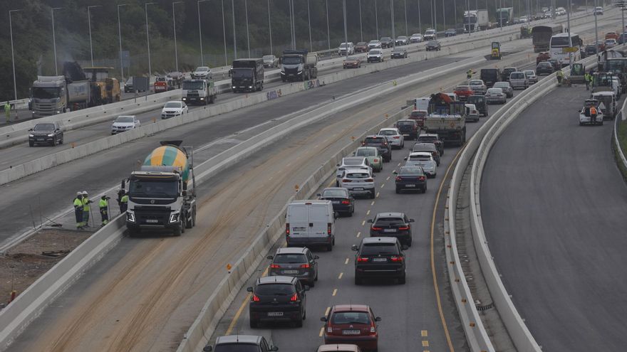 Atascos a la entrada de Oviedo por las obras del tercer carril de la &quot;Y&quot;