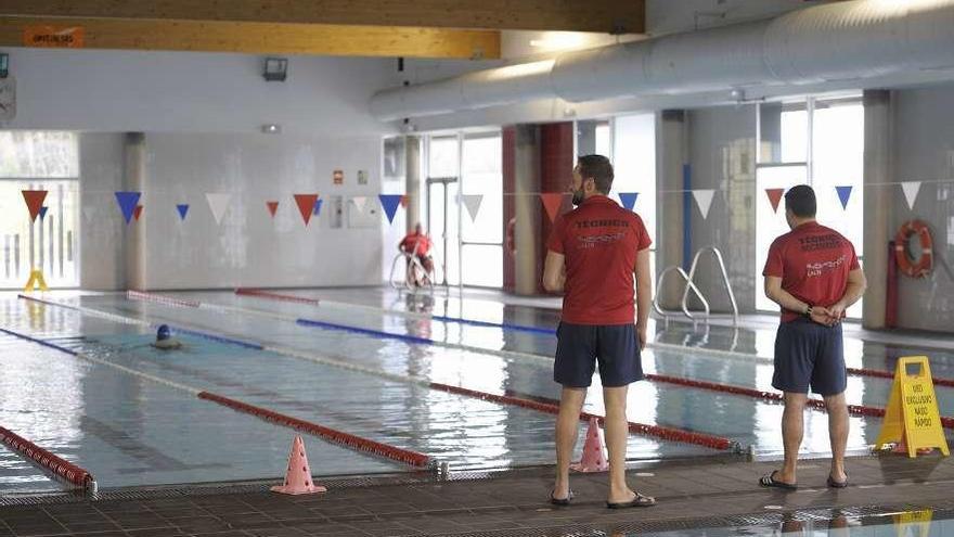 Socorristas y técnicos, ayer por la tarde, en la piscina del Lalín Arena. // Bernabé/Javier Lalín