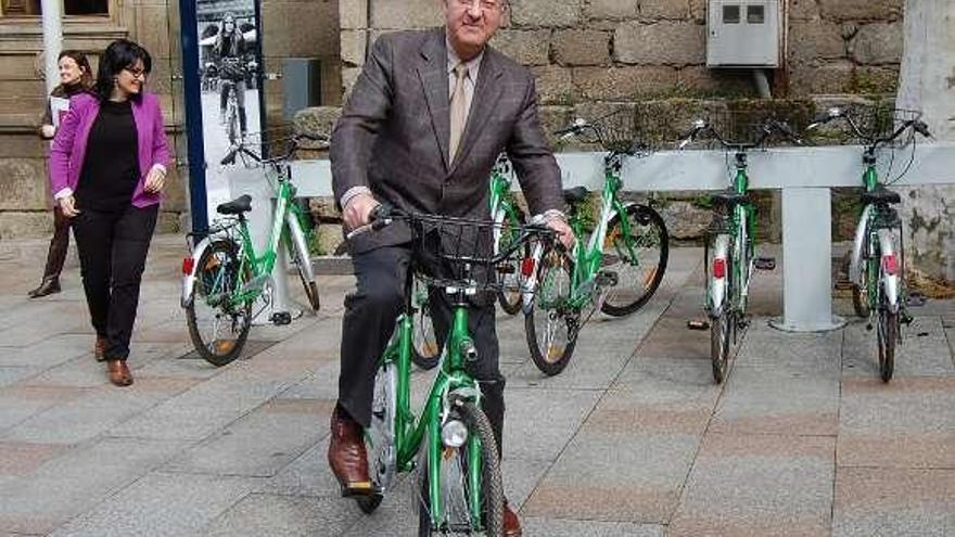 El alcalde, en una de las bicicletas del servicio de préstamo.  // I. Osorio