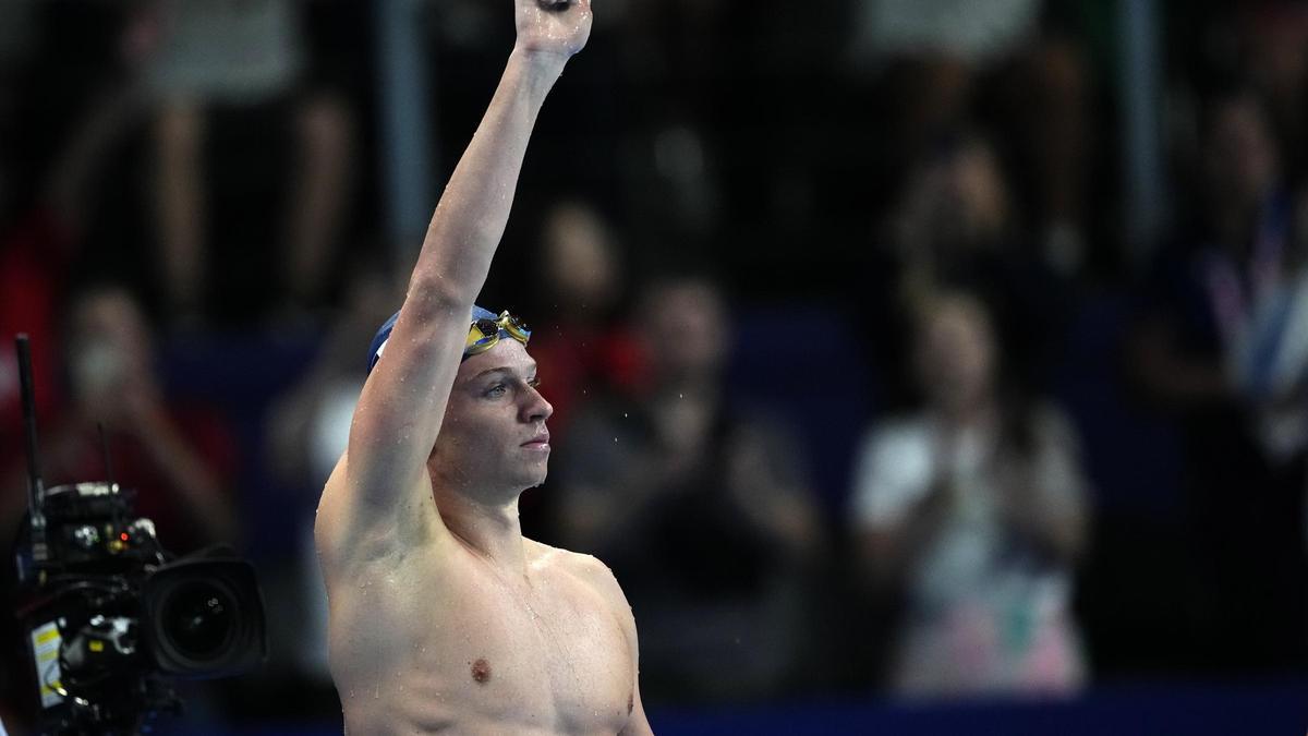 Leon Marchand celebra su oro en los 200 mariposa.