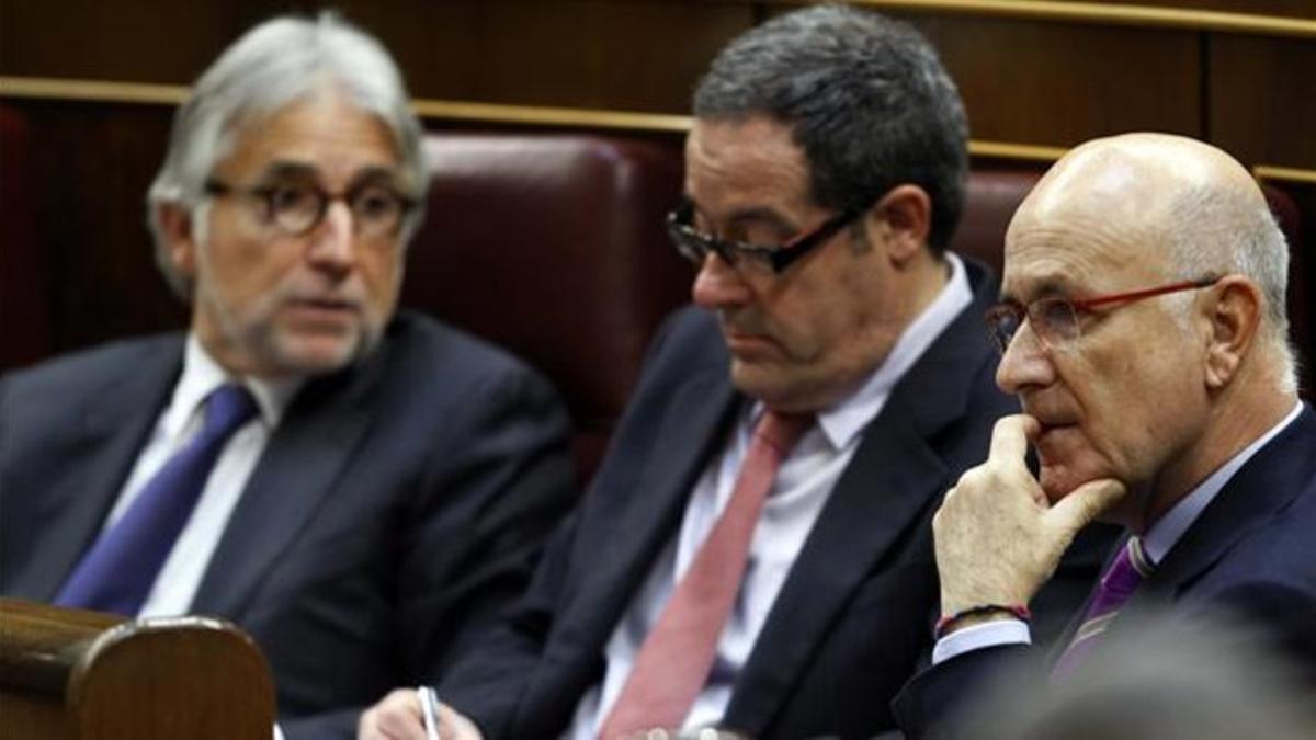 Los diputados de CiU Josep Sánchez Llibre, Pere Macias y Josep Antoni Duran Lleida, en el debate del estado de la nación.