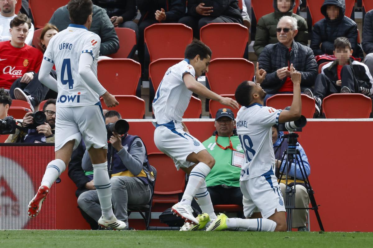 Pickel, seguido por Terrats, celebra su gol ante el Mallorca.