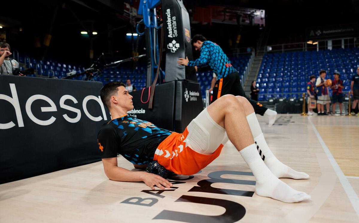 Jaime Pradilla, haciendo estiramientos antes del partido de este miércoles en el Palau.