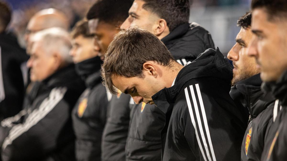 Francho, cabizbajo en el banquillo, durante el minuto de silencio en memoria de Manolo Villanova.