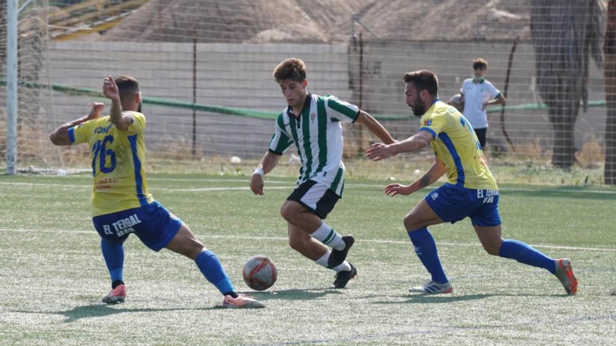 Manolillo conduce el balón en el encuentro ante el Conil.