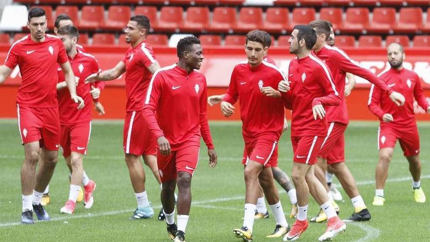 La plantilla del Sporting, durante un entrenamiento en El Molinón.