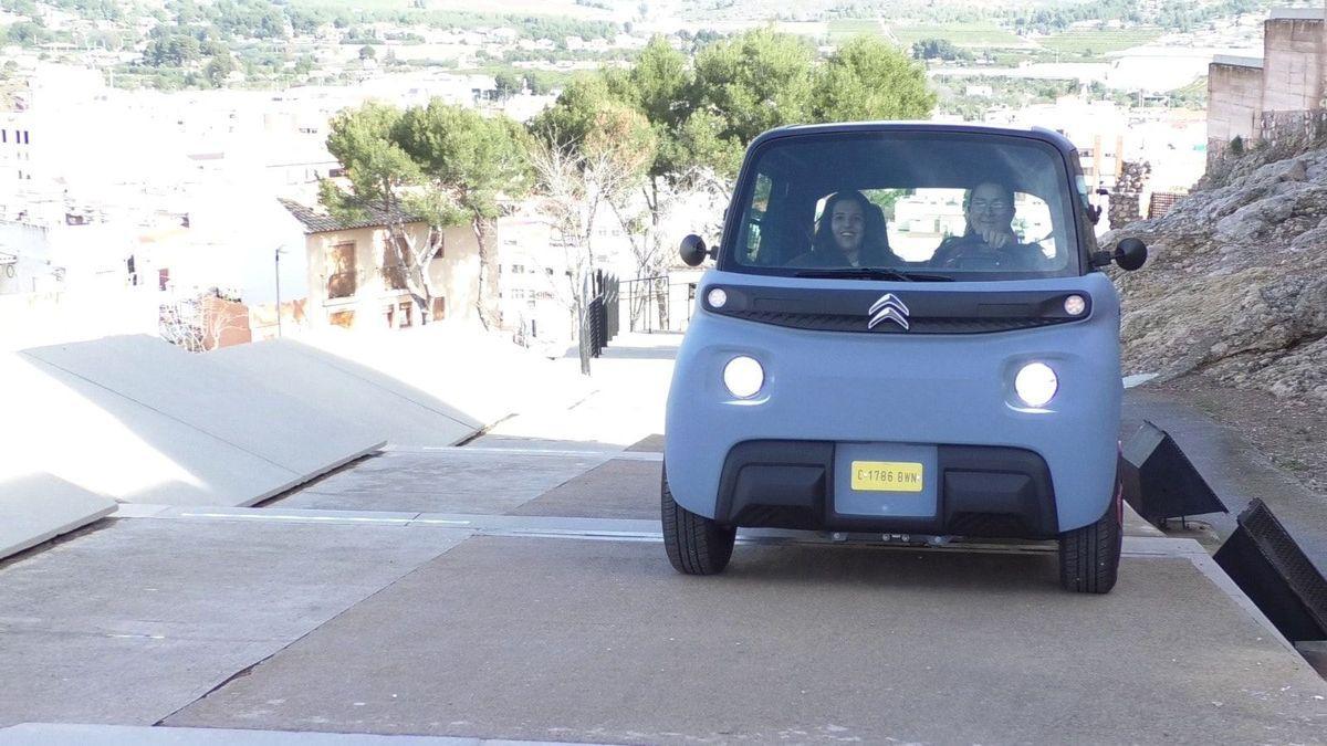 Loles García y Sandra Segarra se desplazaron por Onda con el coche eléctrico.