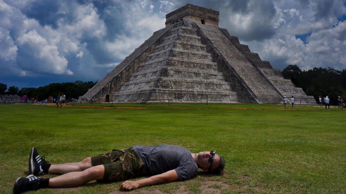 Enric Godes se hace el muerto frente a la pirámide de Chichén Itzá (México).