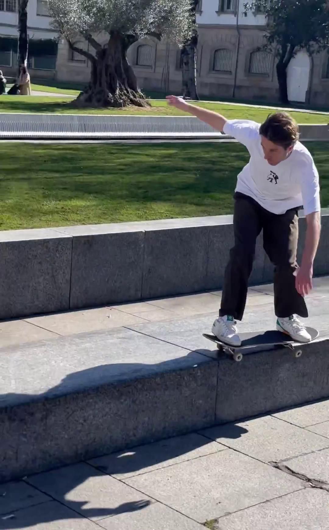 Los 'skaters' internacionales Miles Silvas, Mark Suciu y Mikel Vidal, en Vigo