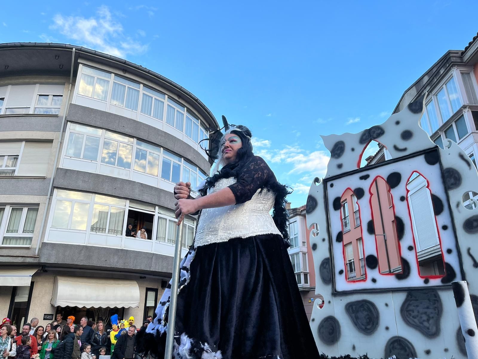 La locura del carnaval llena Posada de Llanes: así fue el multitudinario desfile