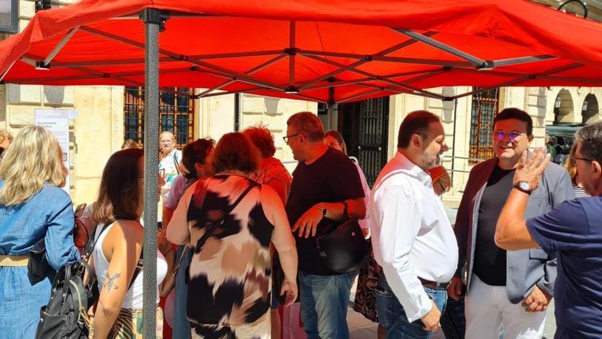 Los socialistas de Sueca en una campaña de recogida de firmas frente al ayuntamiento.