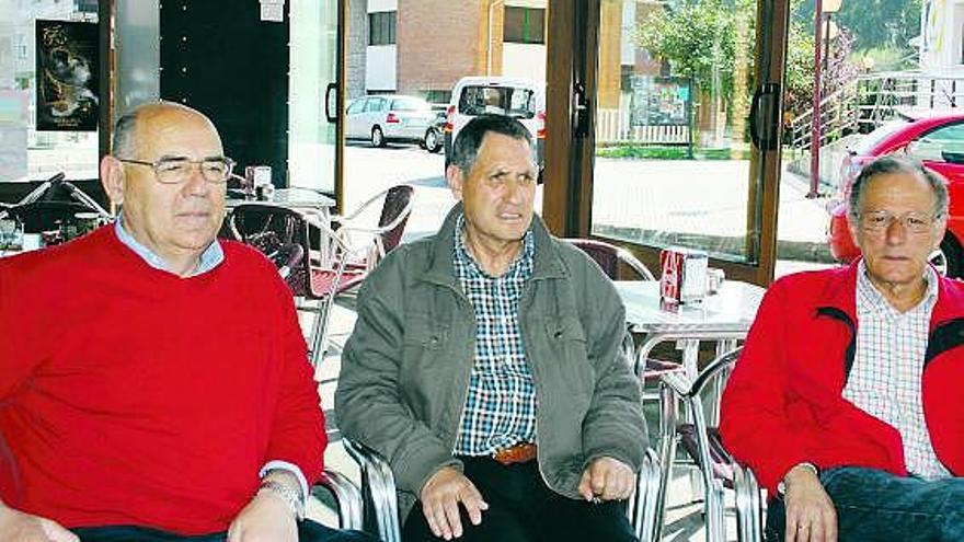 Manuel Ángel Díaz Corro, Raimundo Menéndez y Rufino Menéndez, en Candás.