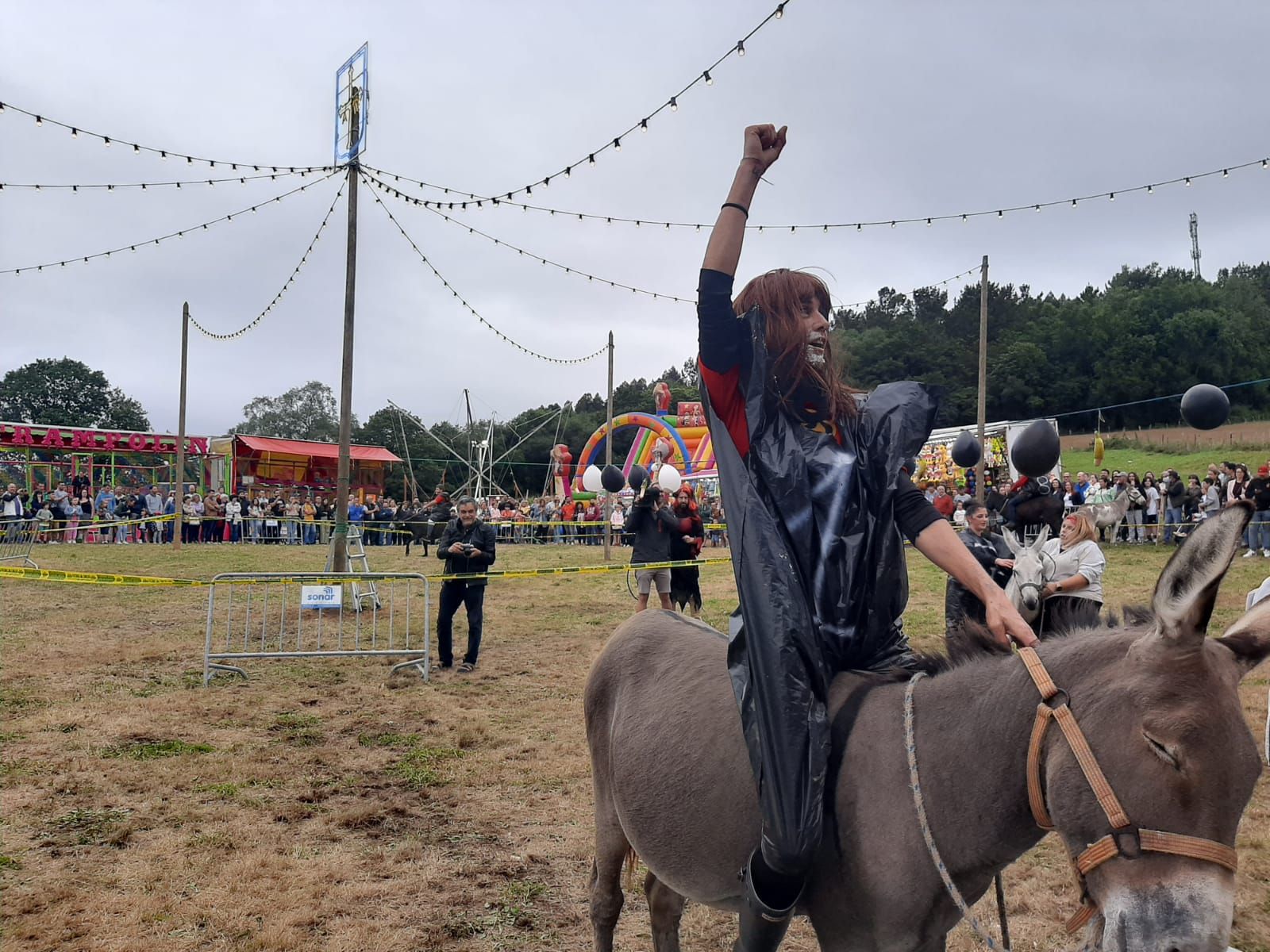 Collao, la competición más bestial: ocho burros disfrazados y a la carrera