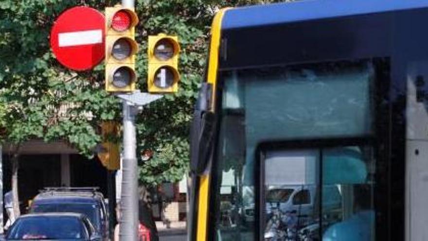 Un autobús, amb semàfor especial, al costat del normal, al carrer Santa Eugènia.