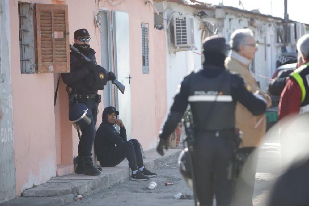 Beamte der Nationalpolizei haben am Mittwochmorgen (7.3.) mit Hausdurchsuchungen in mehreren Orten begonnen. Im Rahmen der Operation "Nitrato" werden Wohnungen in den Vierteln Son Ferriol und el Rafal in Palma de Mallorca sowie Llucmajor inspiziert.