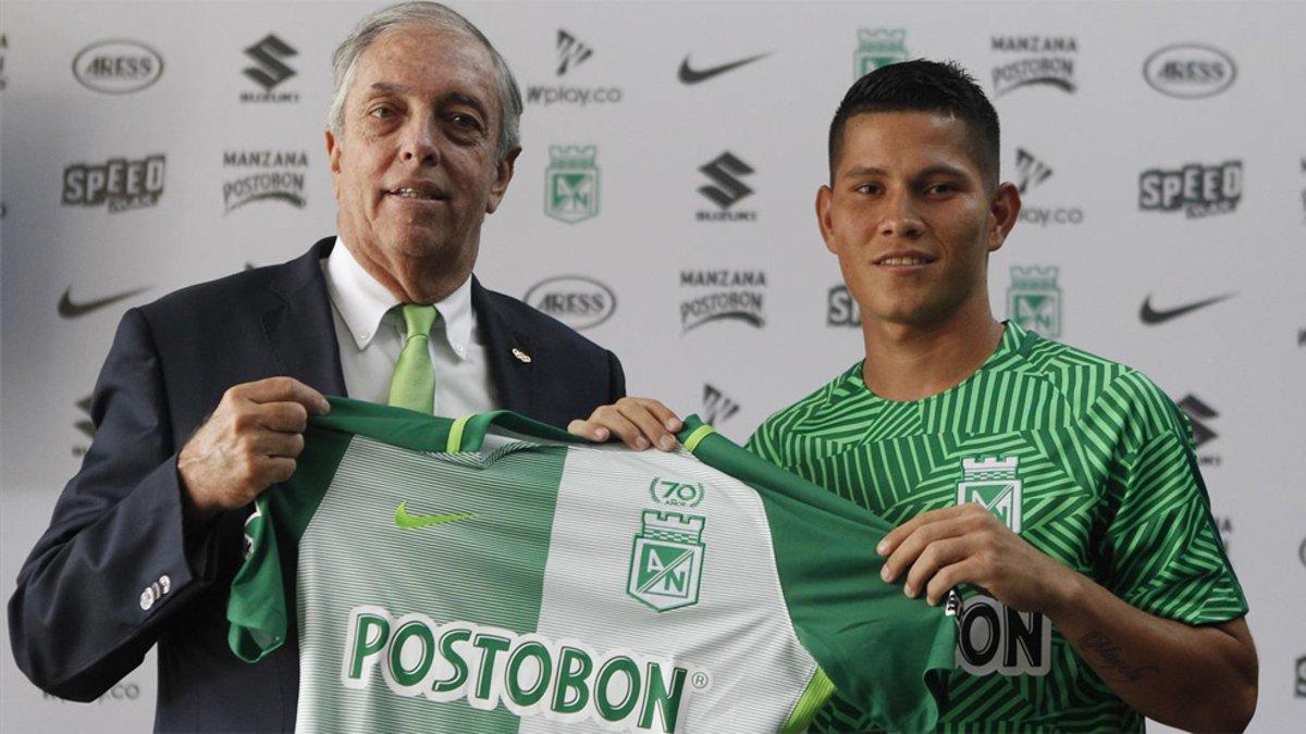 Campuzano, a la derecha, cambia el Atlético Nacional por Boca Juniors