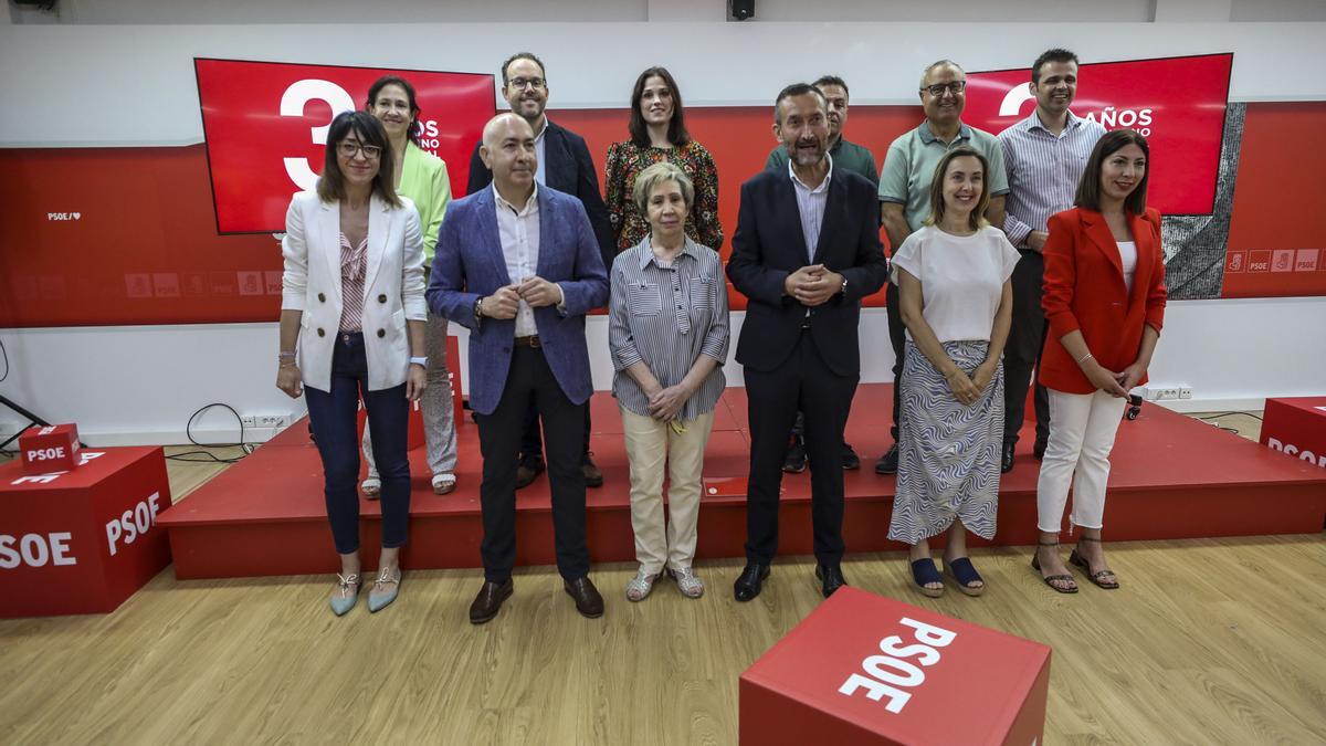 Ejecutiva y concejales del PSOE de Elche durante la comparecencia para hacer balance de los tres años de mandato.