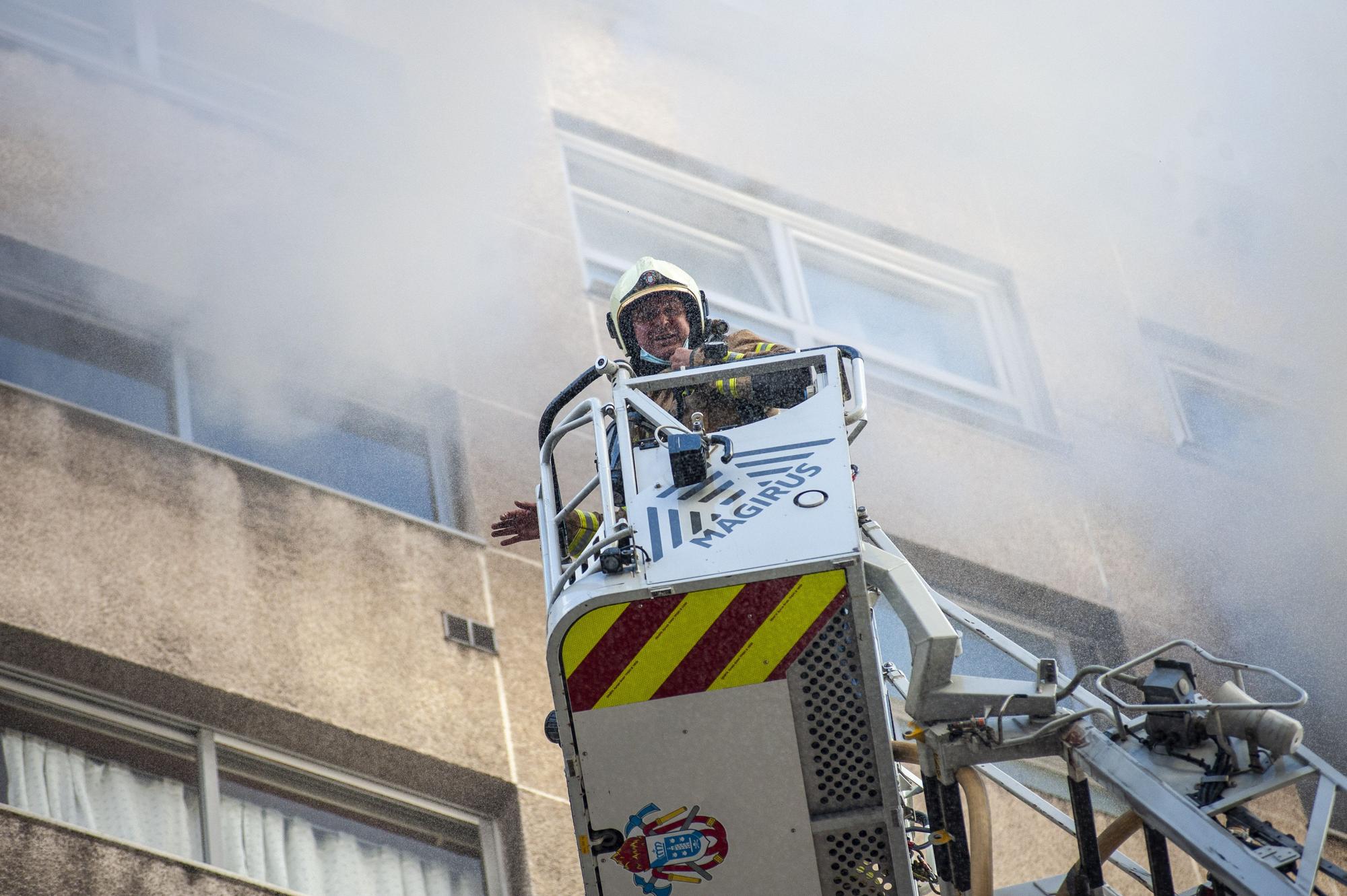 Los bomberos sofocan un incendio en una vivienda de Costa da Unión con Pla y Cancela