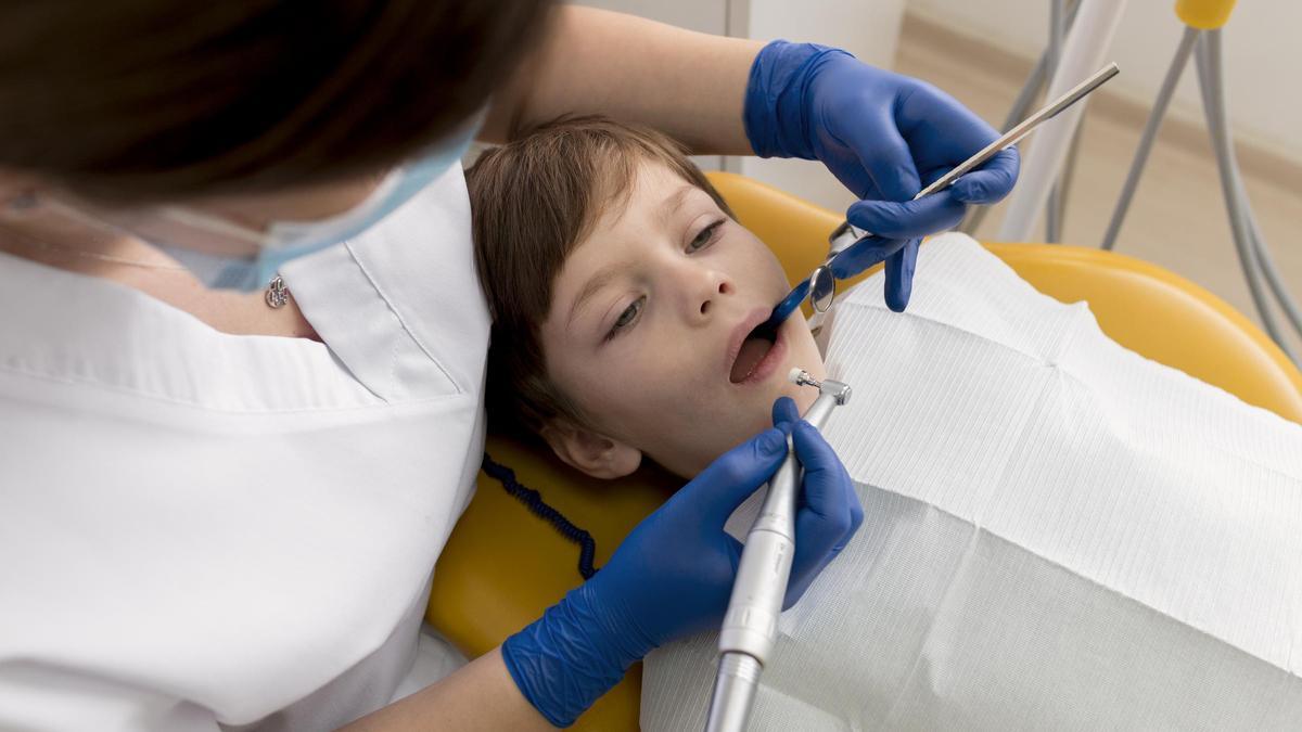 Un niño en el dentista.
