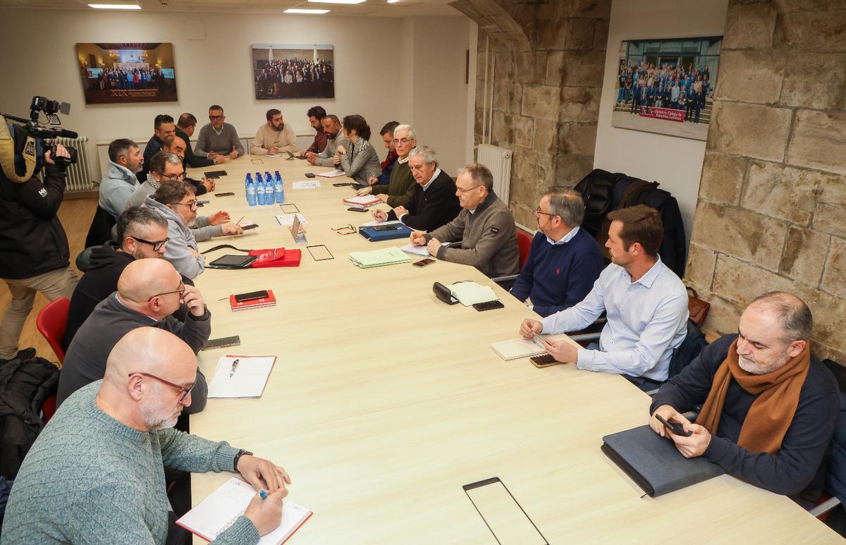 Reunión de sindicatos y patronal del transporte de viajeros de la provincia de A Coruña, este lunes en el Consello Galego de Relacións Laborais.