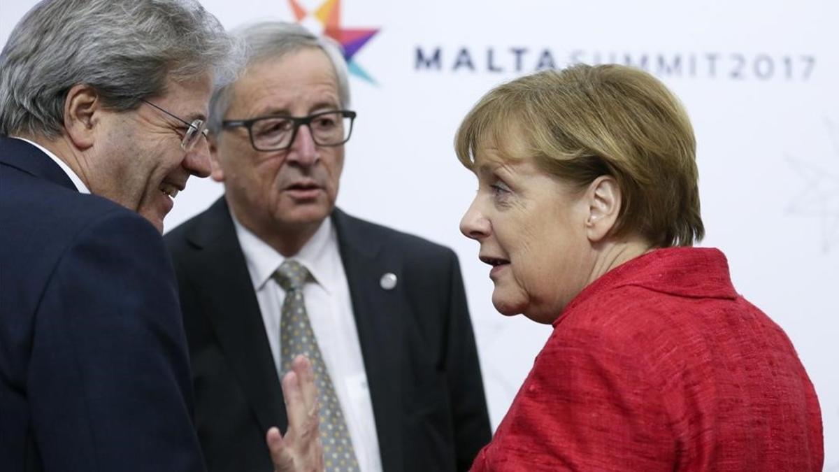 La cancillera alemana, Angela Merkel (derecha) conversa con el 'premier' italiano, Paolo Gentiloni, junto al presidente de la Comisión Europea, Jean-Claude Juncker, en la cumbre informal de la UE en Malta, este viernes.