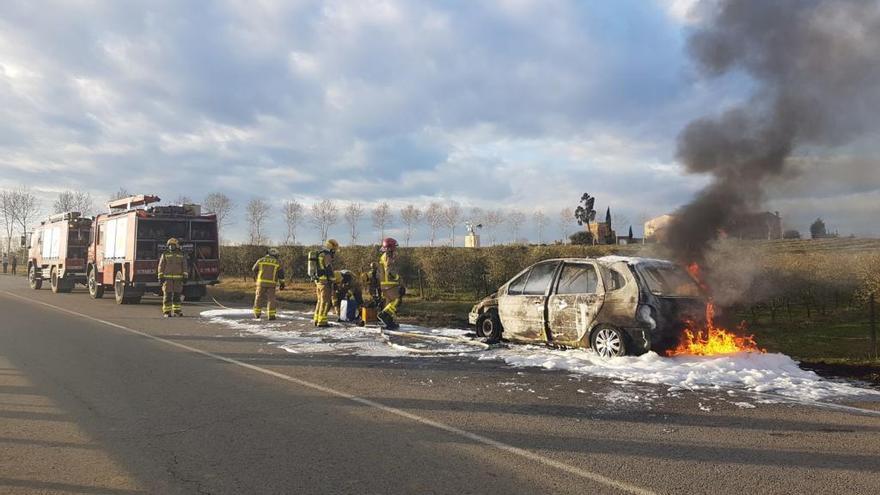 Un cotxe s´incendia en un voral de l´autovia C-35 a Llagostera