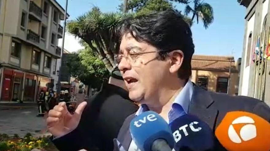 El presidente del Cabildo tinerfeño, Pedro Martín, atiende a los medios en La Laguna.