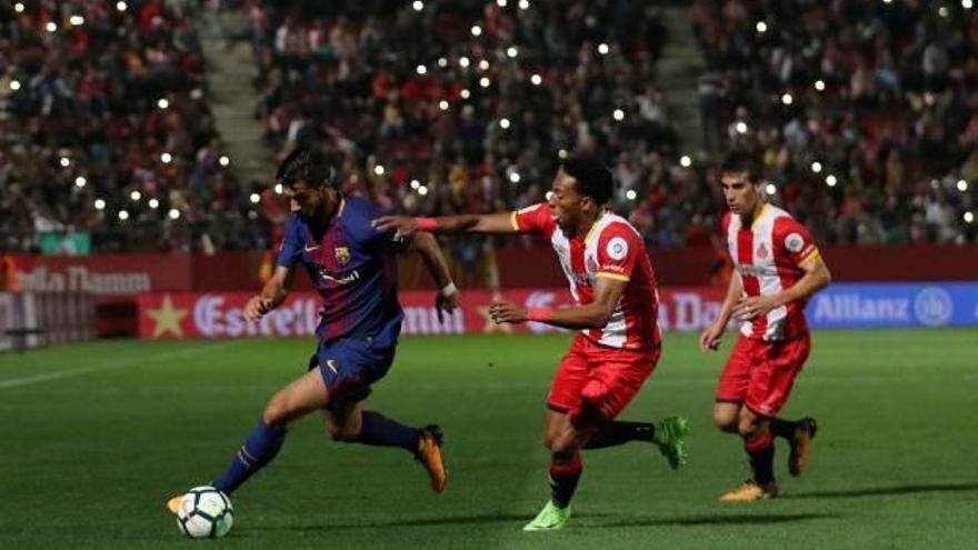 El blaugrana Luis Suárez condueix la pilota prop de Mojica i Pere Pons en el Girona-Barça de fa una setmana.