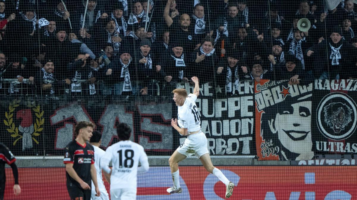 Hugo Larsson celebrando un gol con el Eintrach