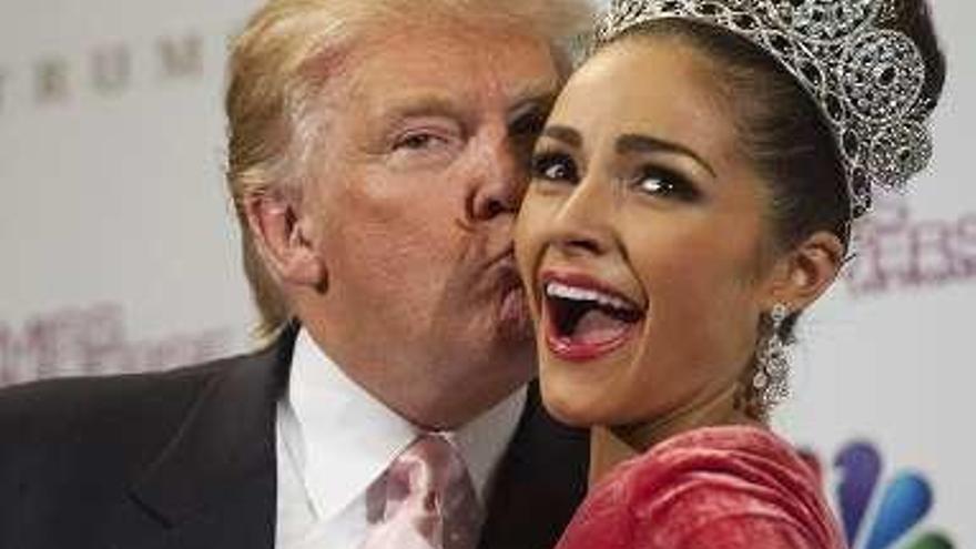 El magnate Donald Trump besa a la Miss Universo Olivia Culpo.