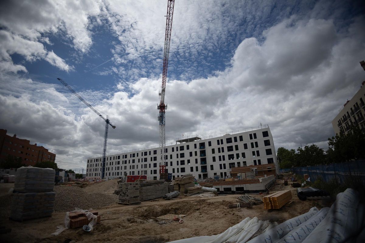 Archivo - Construcción de un bloque de viviendas, a 26 de abril de 2024, en Madrid (España). El Banco de España ha señalado durante esta semana, que se necesitaría sumar 600.000 viviendas hasta 2025 para equilibrar el mercado inmobiliario. Archivo - Construcción de un bloque de viviendas, a 26 de abril de 2024, en Madrid (España). El Banco de España ha señalado durante esta semana, que se necesitaría sumar 600.000 viviendas hasta 2025 para equilibrar el mercado inmobiliario.