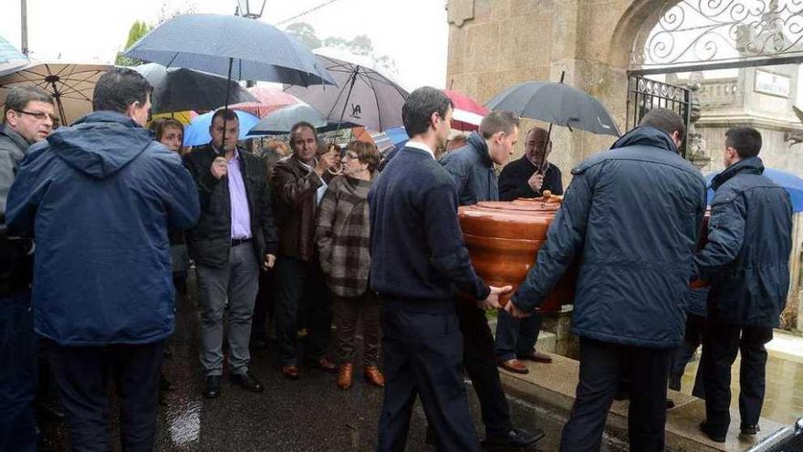 Momento en el que el féretro llega al cementerio de Lérez.