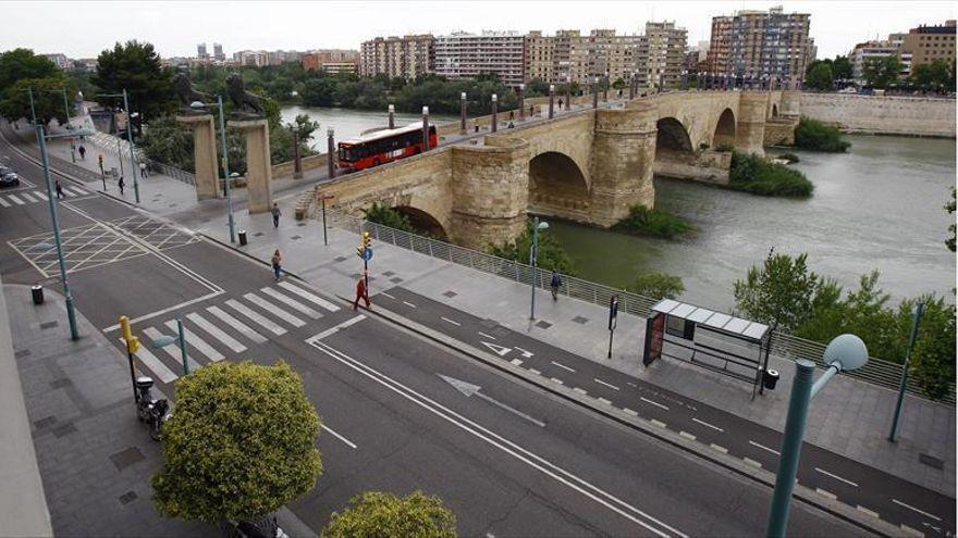 Paseo Echegaray y Caballero a la altura del Puente de Piedra.