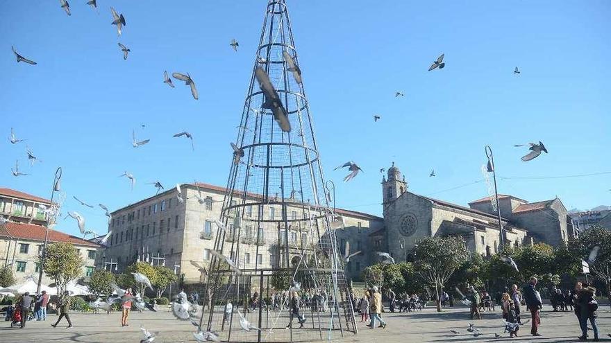 El árbol de luces de A Ferrería ya está prácticamente montado. // Rafa Vázquez