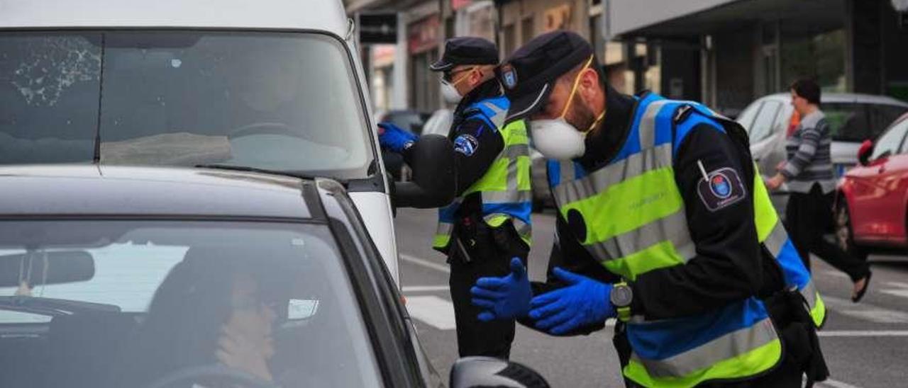 En Cambados se han superado los 3.000 intervenciones de la Policía Local en las últimas semanas. // I.A.